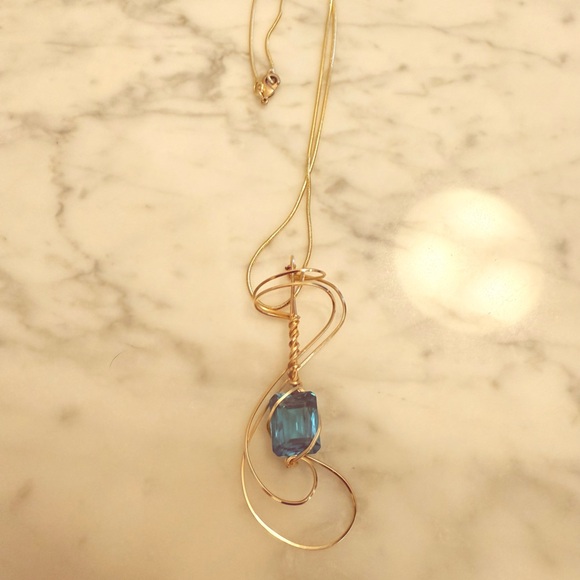 Elegant Gold Necklace with Blue Gemstone - Picture 1 of 4